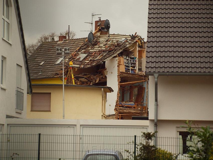 Hausexplosion Bruehl bei Koeln Pingsdorferstr P468.JPG